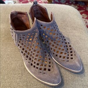 Jeffrey Campbell Taupe Tan suede boots size 8.5 Heels (TD)